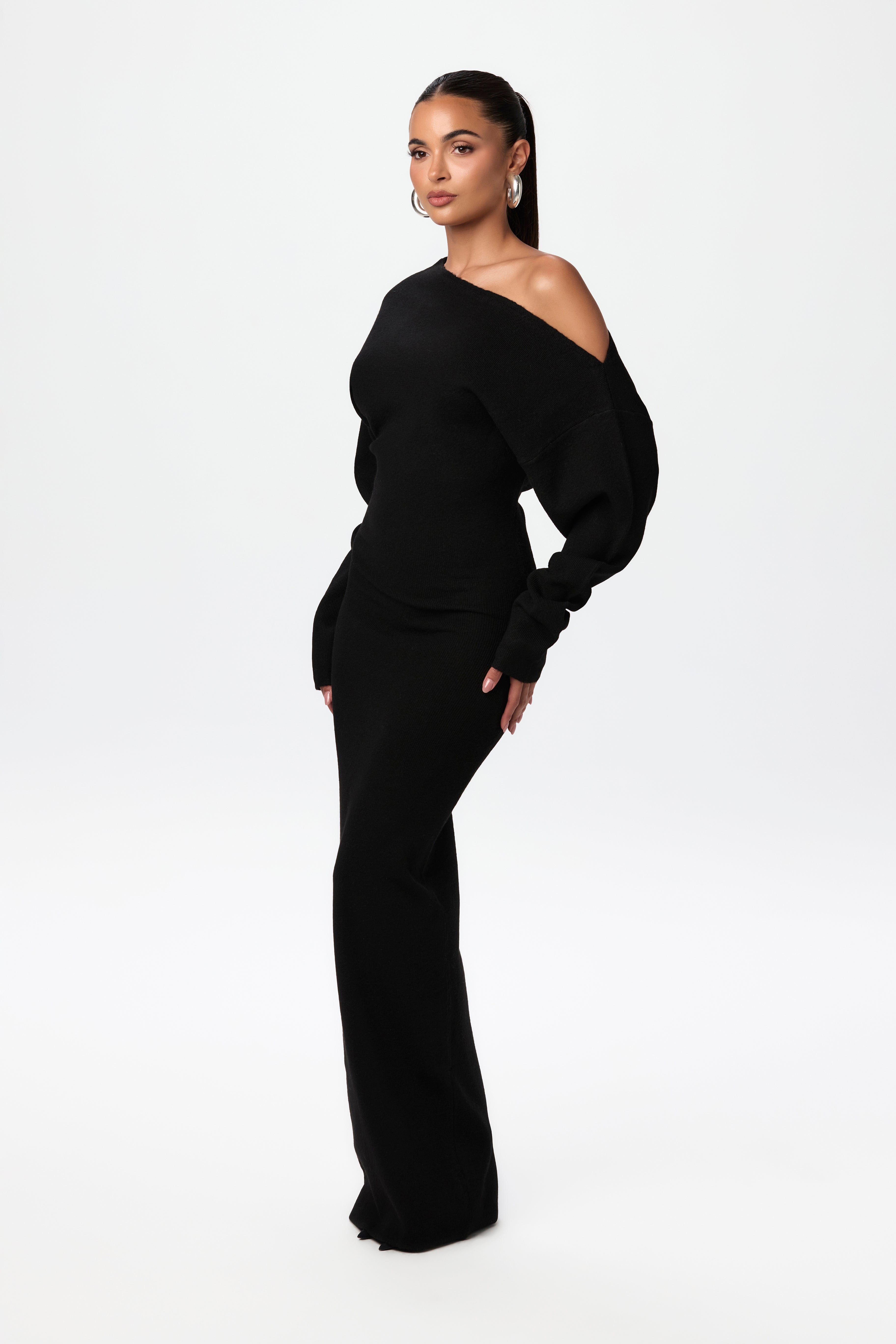 Aira Nord™ | Elegant Off-Shoulder Klänning – Stilren & Bekväm
