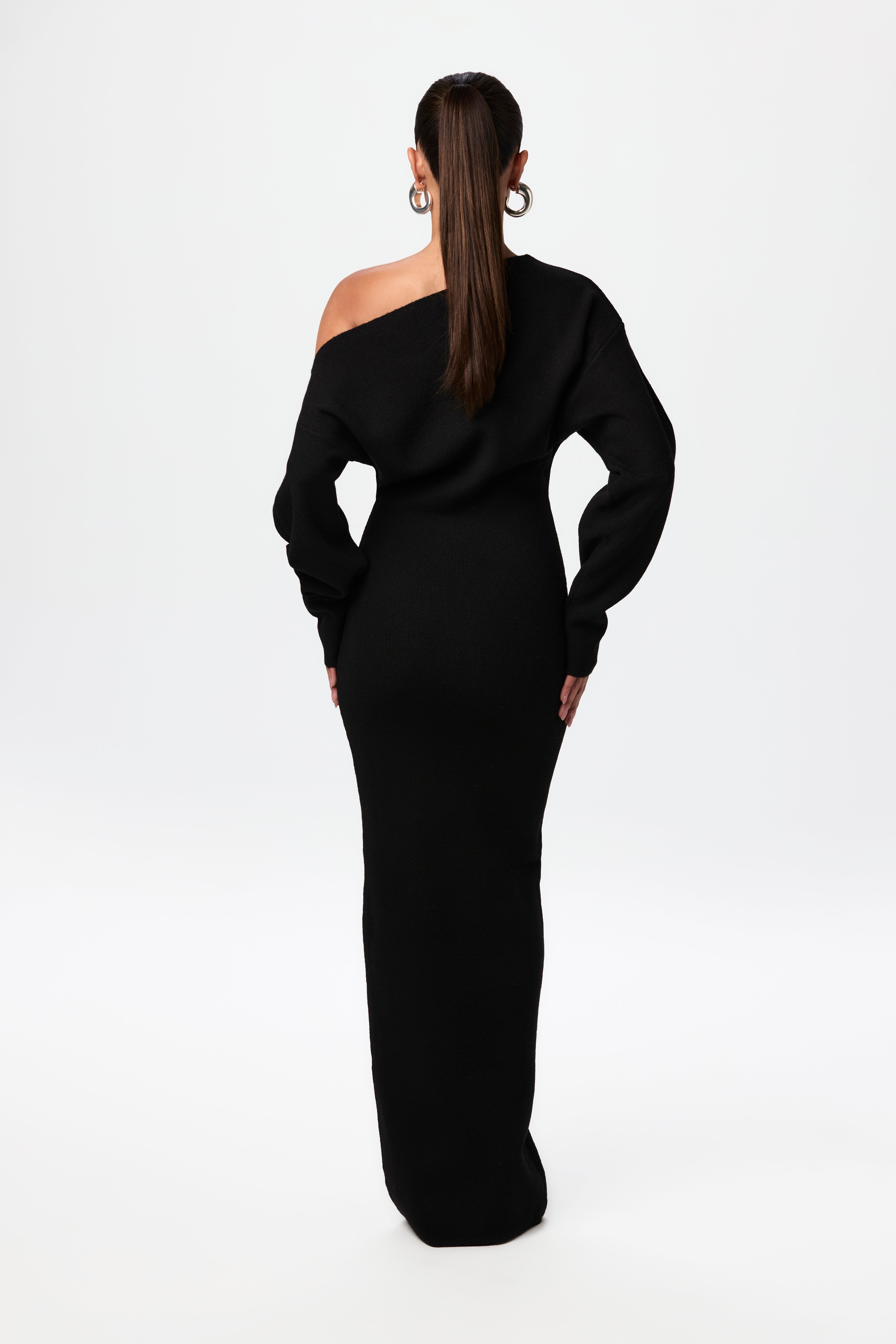 Aira Nord™ | Elegant Off-Shoulder Klänning – Stilren & Bekväm