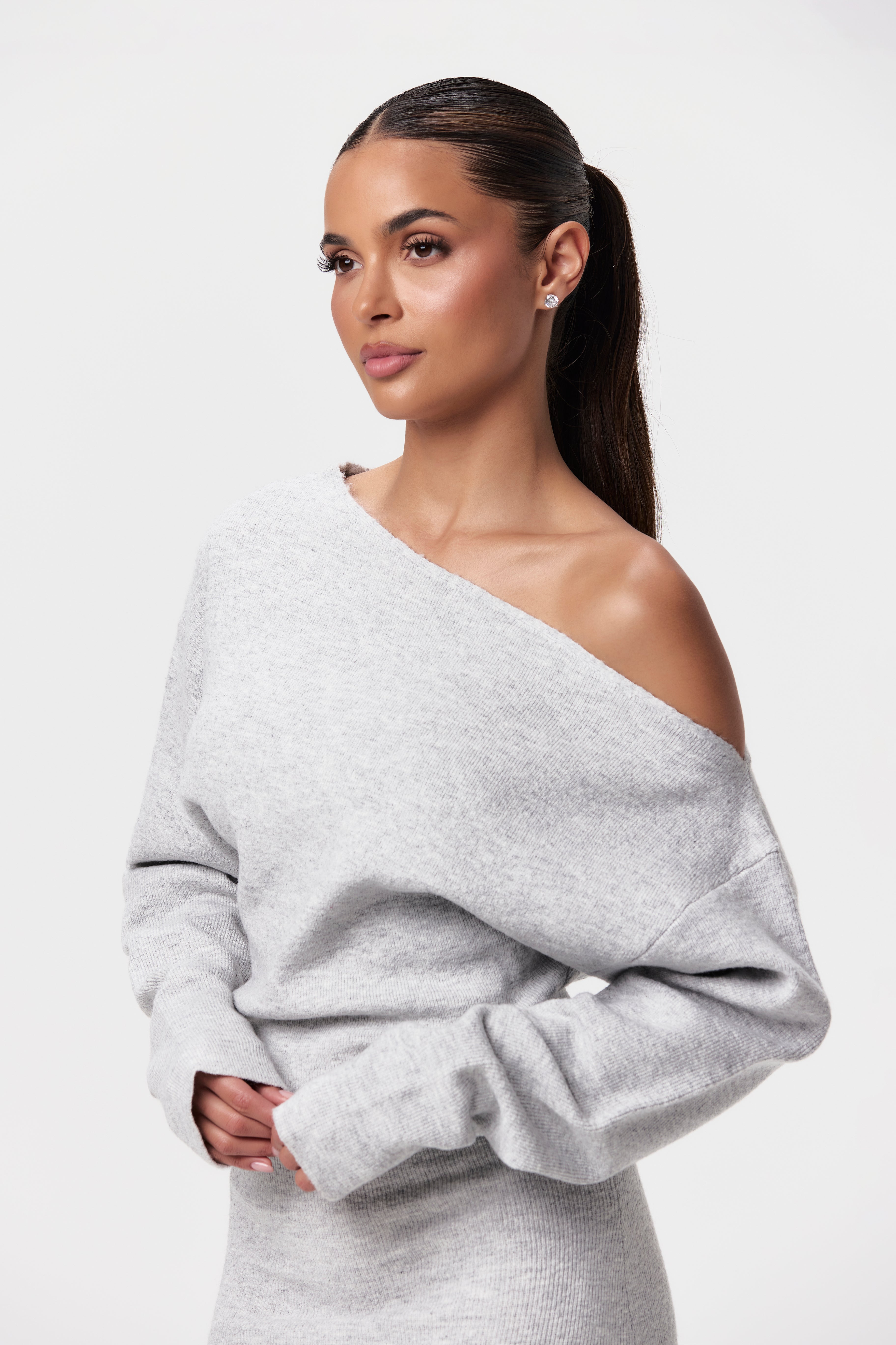 Aira Nord™ | Elegant Off-Shoulder Klänning – Stilren & Bekväm