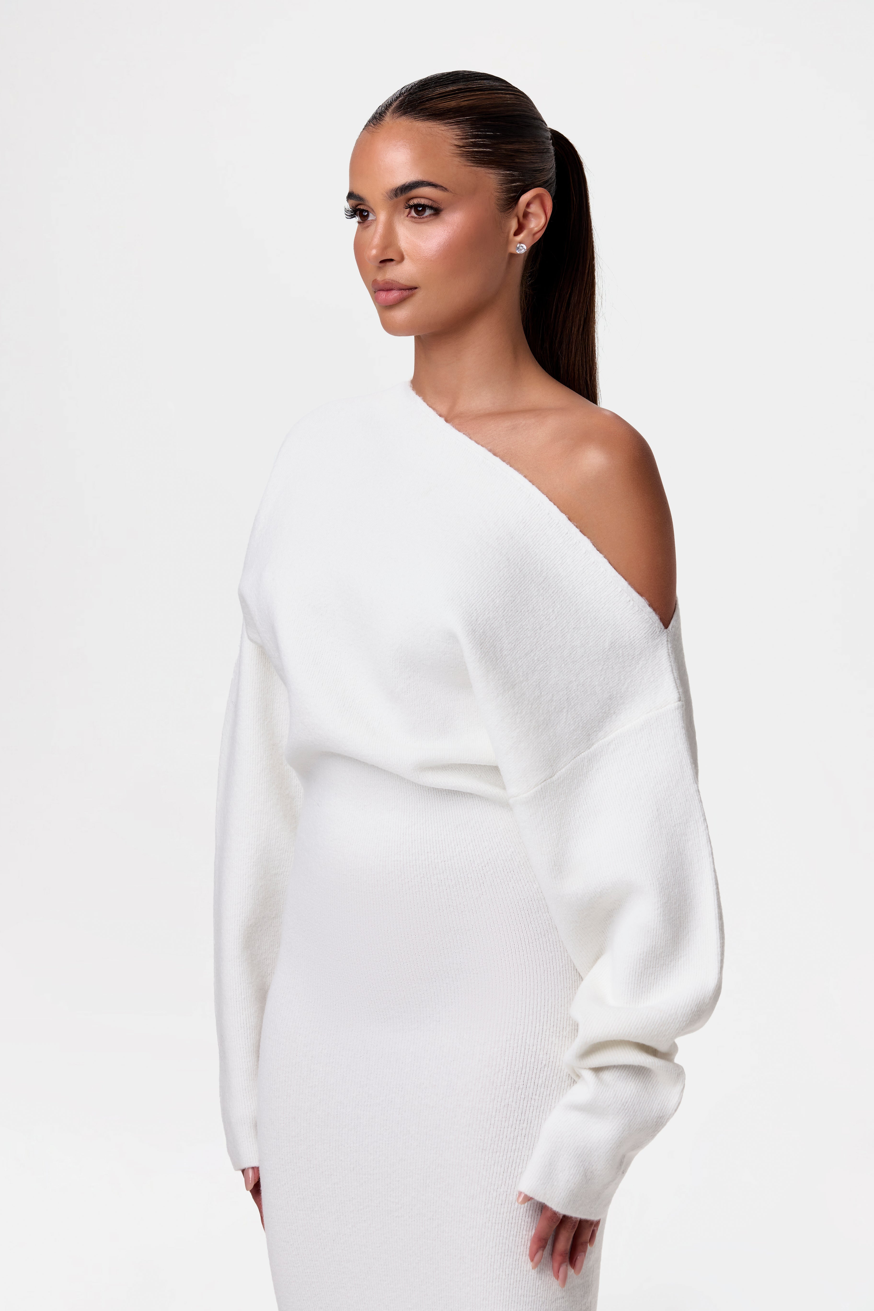 Aira Nord™ | Elegant Off-Shoulder Klänning – Stilren & Bekväm