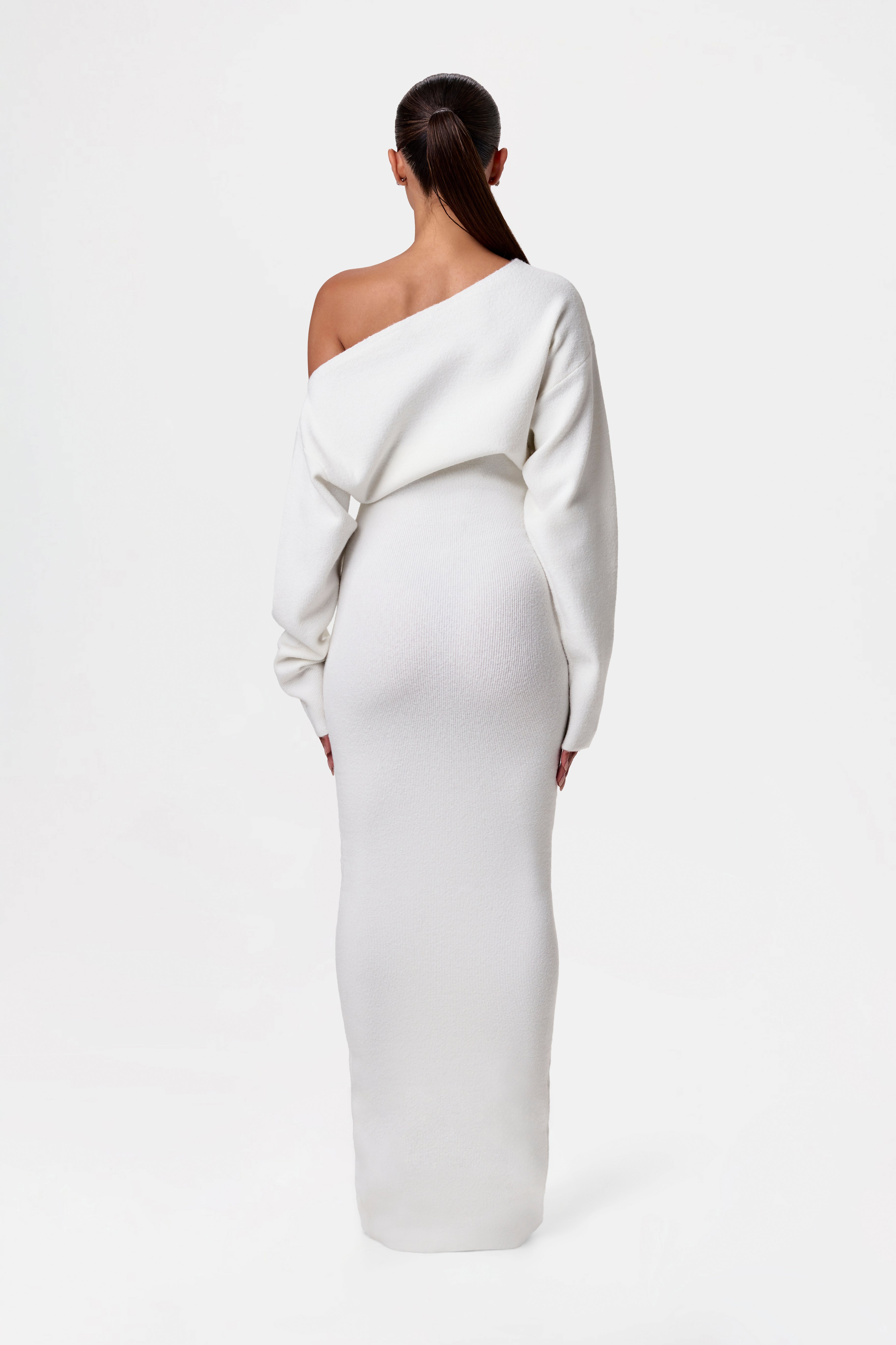 Aira Nord™ | Elegant Off-Shoulder Klänning – Stilren & Bekväm