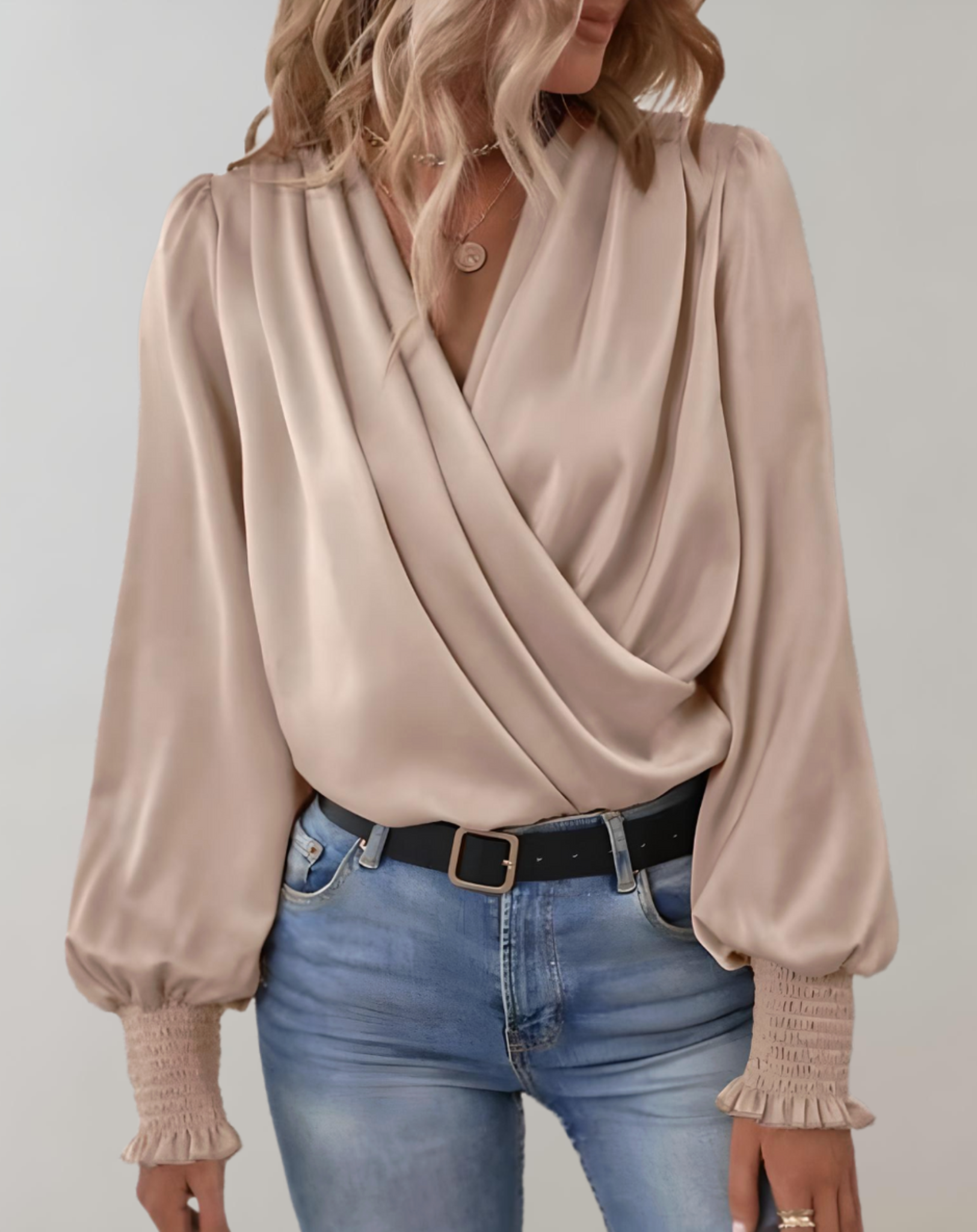 Aira Nord™ | Livia Topp – V-ringad Design